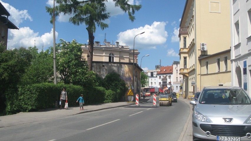 Remont dróg Jelenia Góra. Łatają ulice w centrum miasta. Kierowcy muszą uważać