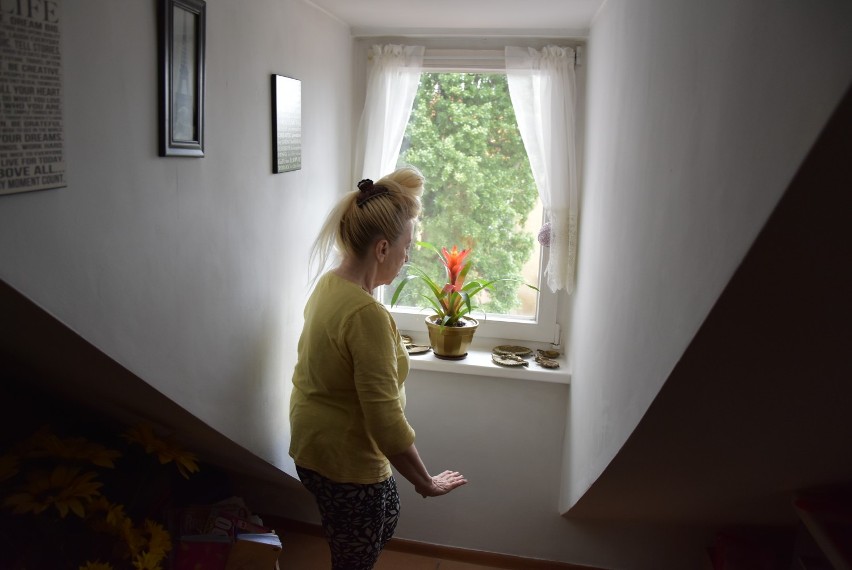 Dwie niepełnosprawne kobiety przez bariery architektoniczne są zamknięte w mieszkaniu na poddaszu. "Grozi nam śmierć" ZDJĘCIA