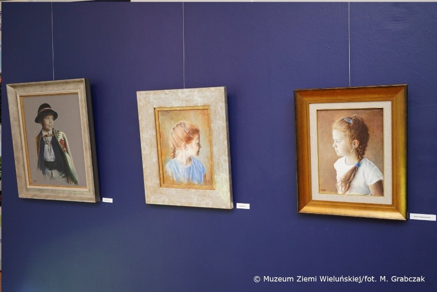 Portrety dzieci pędzla Aliny Sibery na wystawie w Muzeum Ziemi Wieluńskiej