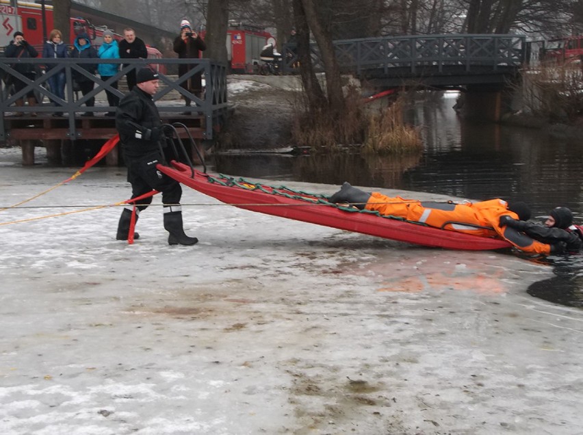 Ćwiczenia strażackie na zamarzniętym jeziorze Łagowskim