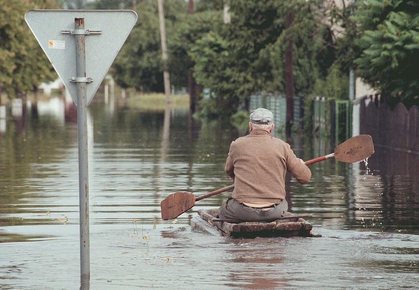Powódź Tysiąclecia: 23 lata temu wielka woda spustoszyła Polskę. Dzisiaj też wciąż pada i pada... Zobacz archiwalne ZDJĘCIA