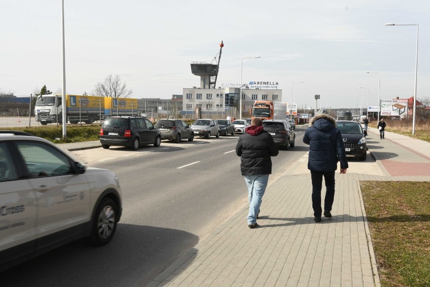 Korki i tłok na drogach prowadzących do Targów Kielce. Autobusy zmieniły trasy. Zobaczcie zdjęcia 