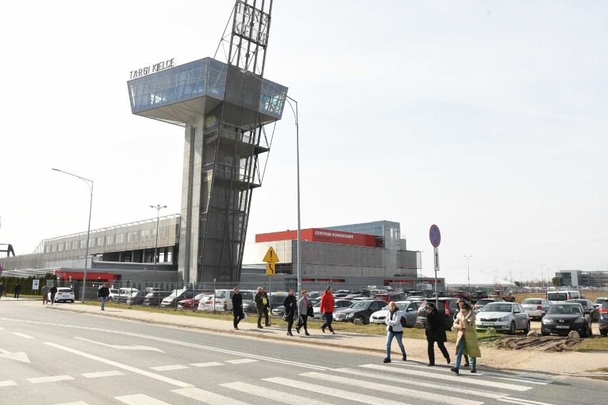 Korki i tłok na drogach prowadzących do Targów Kielce. Autobusy zmieniły trasy. Zobaczcie zdjęcia 