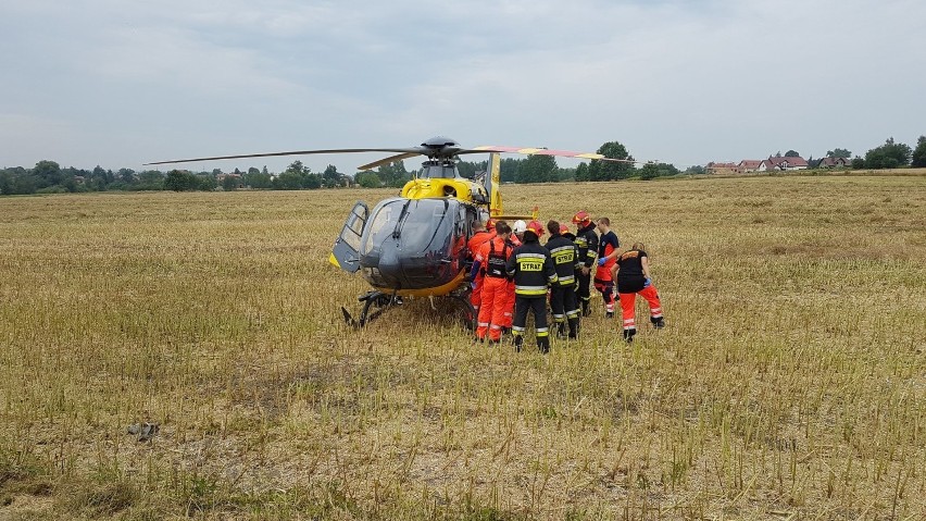 Wypadek w Przyszowicach. Lądował śmigłowiec LPR. Osobówka zderzyła się z ciężarówką [ZDJĘCIA]