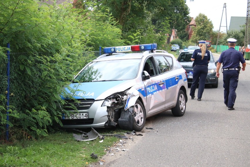 Pijany traktorzysta uderzył w radiowóz. Dwóch policjantów rannych [ZDJĘCIA]