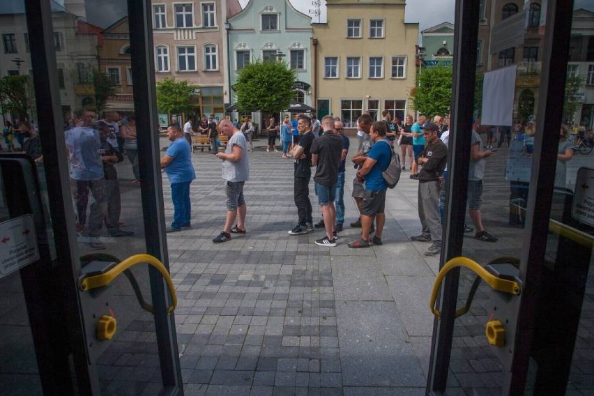 Trzecia Sobota z Johnsonem w Pucku. Tym razem poniżej setki chętnych na zastrzyki przeciwko COVID-19. Będzie czwarta akcja na Starym Rynku?