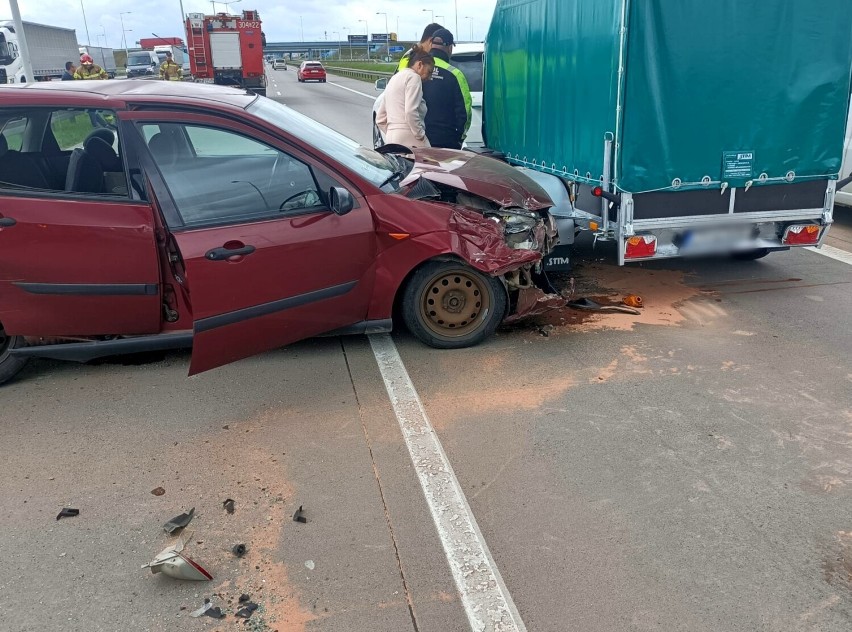 Wypadek czterech samochodów na autostradzie A4 pod Wrocławiem. Zablokowane dwa pasy w kierunku Legnicy [ZDJĘCIA]