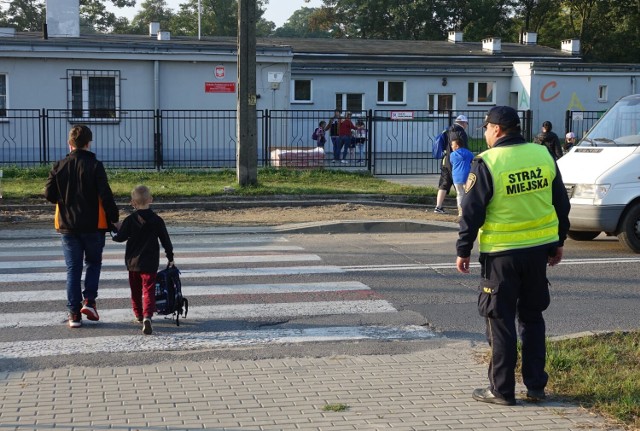Nyska straż miejska pilnuje dzieci przed szkołami i przedszkolami.