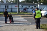 Nyska straż miejska pilnuje dzieci przed szkołami i przedszkolami