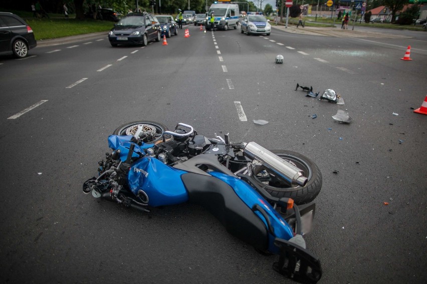 Wypadek na Włókniarzy w Łodzi. Motocyklista zderzył się z nieoznakowanym radiowozem [AKTUALIZACJA]