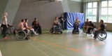 Nauka pokonywania barier architektonicznych w Malborku. Zajęcia dla osób niepełnosprawnych
