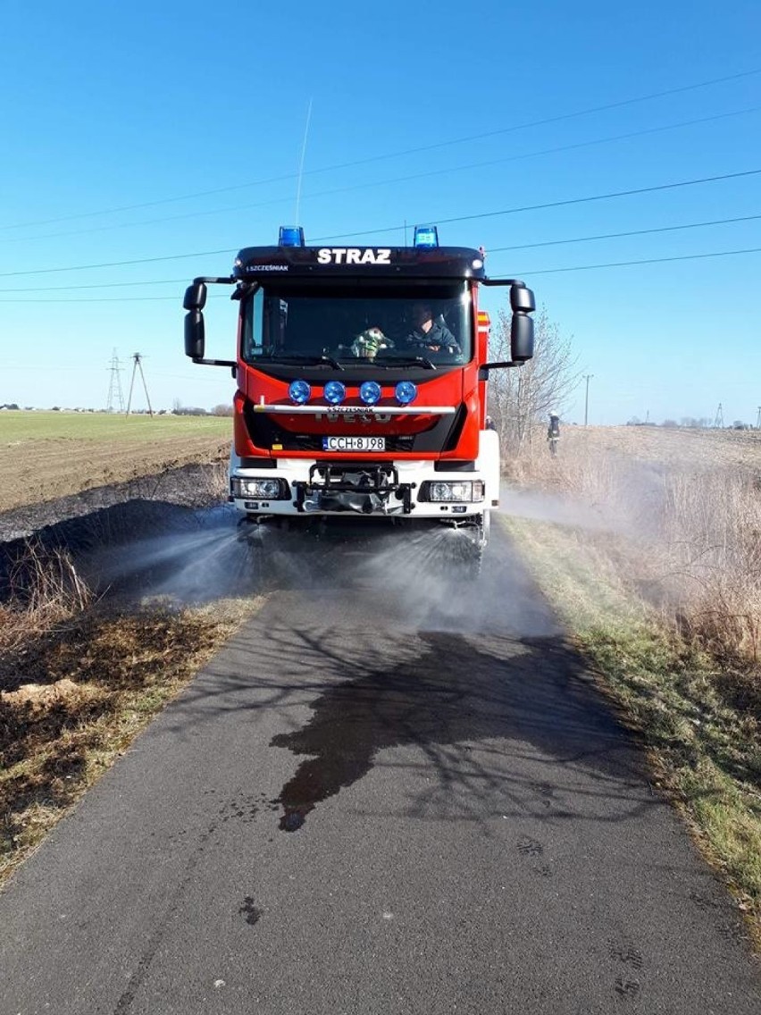 Strażacy odbierają pierwsze zgłoszenia o pożarze traw. Tym...