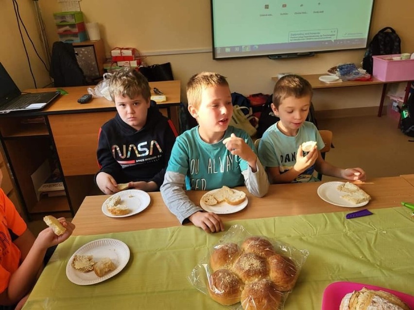 Dzień Chleba w kazimierskiej „jedynce”. Uczniowie byli na wirtualnej wycieczce w piekarni. Na koniec wspólny poczęstunek. Zobaczcie zdjęcia