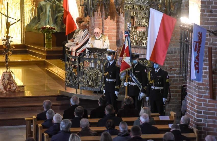 Msza święta za mundurowych w Bazylice św. Brygidy w Gdańsku. Ks. Ludwik Kowalski "W ostatnich tygodniach jest zagrożona Nasza Ojczyzna"