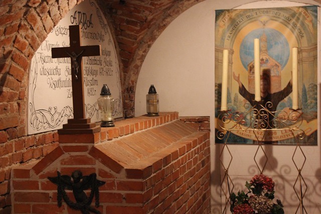 Wielka Sobota: Wierni odwiedzają Grób Pański w klasztorze