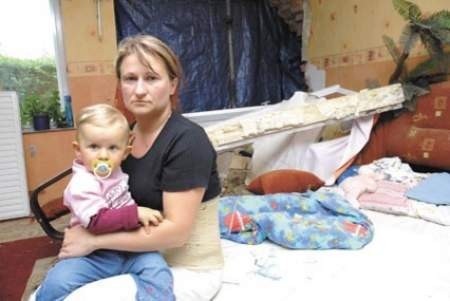 Pani Dorota i jej półtoraroczna córeczka Julia spały w pokoju do którego wjechał samochód. Fot. Grzegorz Kijakowski