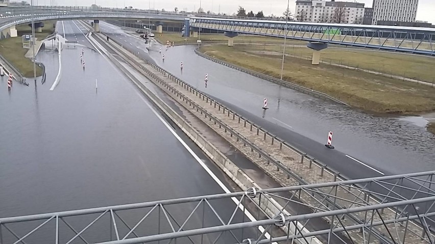 Marynarska. Utrudnienia w związku z zalaniami. Tworzą się...