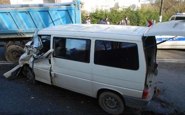 Wypadek na ulicy Słupskiej w Kołczygłowach. Uderzył busem w naczepę