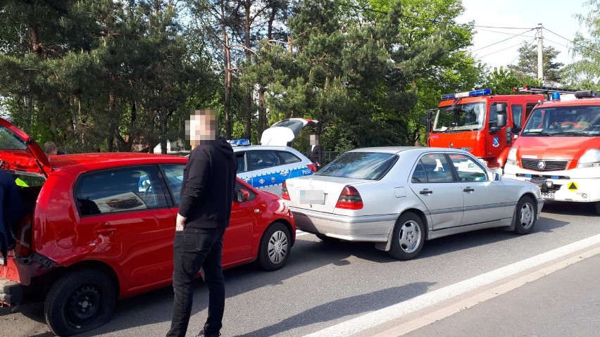 Wypadek na ulicy Raciborskiej w Rybniku. Zderzenie czterech aut. Droga zamknięta
