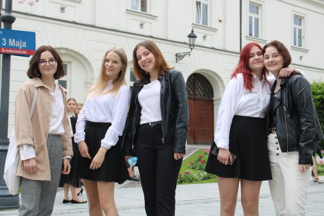 Dziś w całej Polsce rozpoczęły się matury! Tegoroczni maturzyści mają utrudnione zadanie ponieważ od marca szkoły były pozamykane z powodu pandemii.