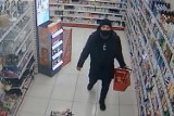 Policja poszukuje mężczyzny, który okradł sklep w Koronowie. Uchwycił go monitoring [wideo]