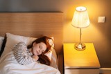 Śpisz przy zapalonym świetle lub włączasz lampkę w pokoju dziecka? Sztuczne światło w nocy zwiększa ryzyko rozwoju cukrzycy i chorób serca