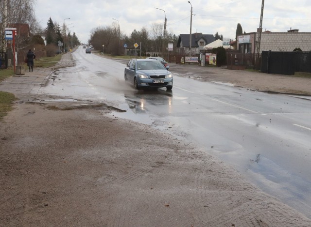 Ulica Wolanowska jest w fatalnym stanie. Kierowcy narzekają na dziury  koleiny w asfalcie, piesi na brak chodników.