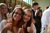 Licealiści z uśmiechem przywitali nowy rok szkolny. Tak było w II Liceum Ogólnokształcącym im. gen. Gustawa Orlicz-Dreszera w Chełmie