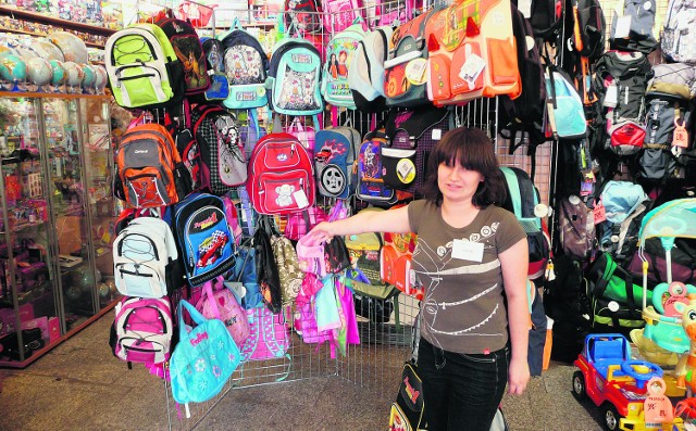 Przed pierwszym dzwonkiem różnorodność oferty plecaków szkolnych przyprawić może o zawrót głowy