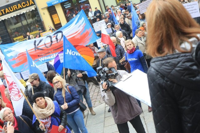 Marsz KOD-u w Toruniu. Organizatorzy uważają , że dzisiejsza manifestacja jest okazją do wyrażenia sprzeciwu wobec narastającej fali agresji na tle narodowościowym, jaka przewija się przez nasz kraj i nasze miasto.