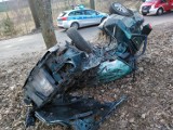 Poważny wypadek na trasie Choczewo - Łęczyce. Auto z kobietą i dzieckiem uderzyło drzewo [ZDJĘCIA]