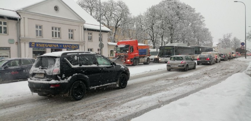 Atak zimy w Pruszczu i powiecie gdańskim - zasypane drogi. Powiat zwiększa środki, gminy częstotliwość odśnieżania |ZDJĘCIA