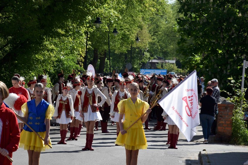 Kolorowa parada studentów – seniorów z wielkopolskich i...