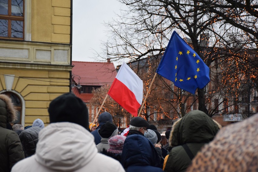 Mieszkańcy Ostrowa Wielkopolskiego protestujący przeciwko przyjętej ustawie LEX TVN.