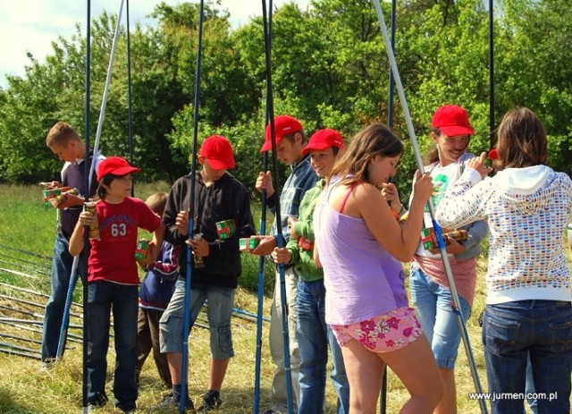 Dzieci z dwukrotnie zalanego Wilkowa 2010r), na zawodach wędkarskich na rzece Strzeżenicy - organizator koło "Przylesie" i klub :Jurmen"