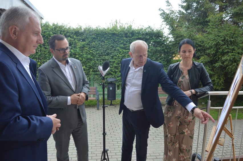 Minister Marcin Horała z wizytą w gminie Żukowo. Przekazał promesę na budowę sali sportowej w Glinczu