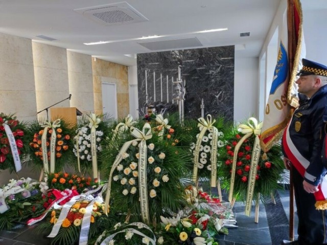 Uroczystość pogrzebowa w sali pożegnań na cmentarzu komunalnym w Oświęcimiu