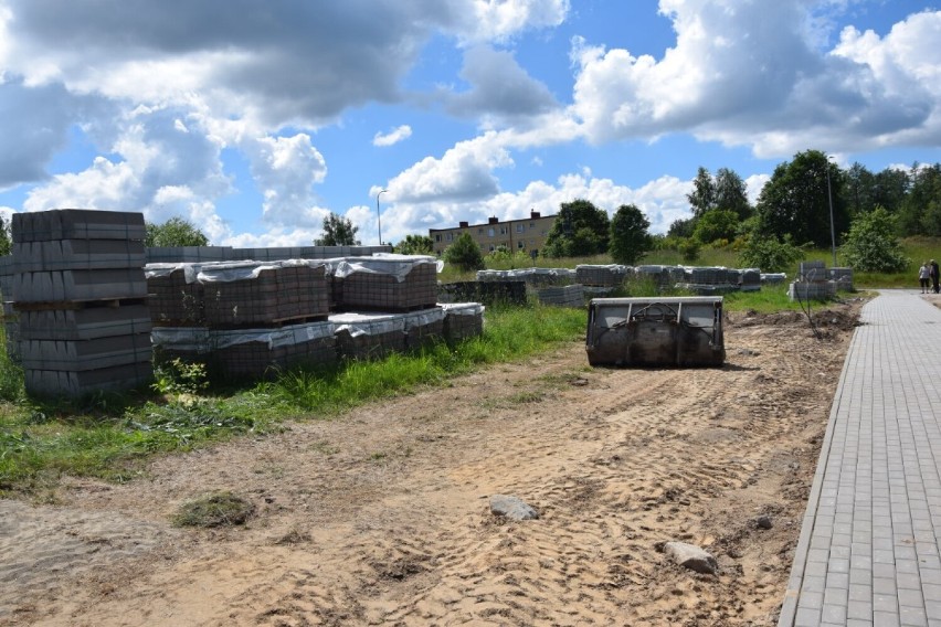 Inwestycje w Gminie Cewice. Przebudowa dróg, szkoły w Siemirowicach i budowa kanalizacji  