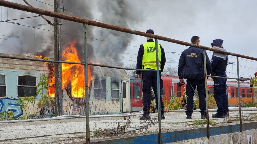 Pożar pociągu na stacji kolejowej w Kielcach. W akcji strażacy - zobaczcie zdjęcia i film