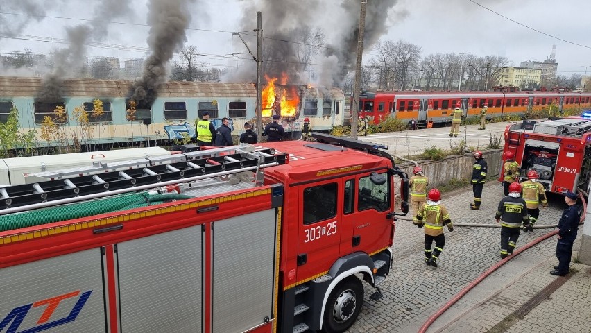 Pożar pociągu na stacji kolejowej w Kielcach. W akcji strażacy - zobaczcie zdjęcia i film