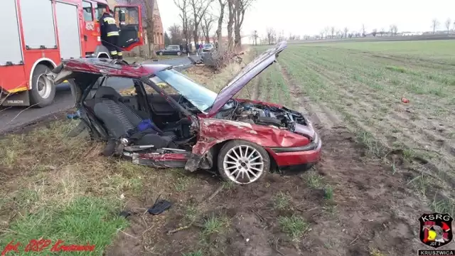 Do poważnego wypadku doszło dziś przed godziną 16 w miejscowości Bródzki (gmina Kruszwica).

- Samochód osobowy uderzył w drzewo, lecz siła uderzenia była na tyle mocna, że pojazd rozerwało na dwie części - relacjonują strażacy z OSP Kruszwica.

Autem podróżowały dwie osoby. Były ciężko ranne. Kierowcę zabrała karetka pogotowia, a pasażera - śmigłowiec z LPR Bydgoszcz.


Flash Info odcinek 5 - najważniejsze informacje z Kujaw i Pomorza.

