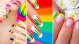 Tęczowe paznokcie hitem wakacji 2022. Rainbow nails będą uzupełnieniem każdej letniej stylizacji. Zobacz pomysły na modne paznokcie na lato