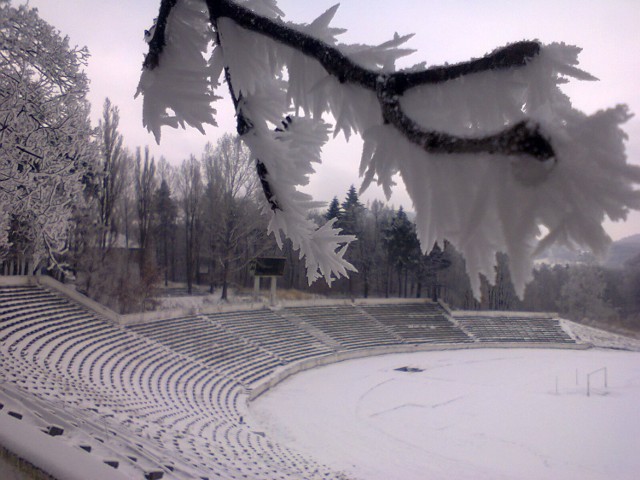 Stadion Górnika Wałbrzych w dzielnicy Nowe Miasto w zimowej szacie