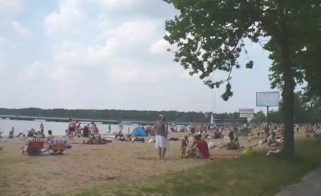 W wakacje nadmiedwiańska plaża wypełnia się codziennie, ale najwięcej osób jest w weekendy.