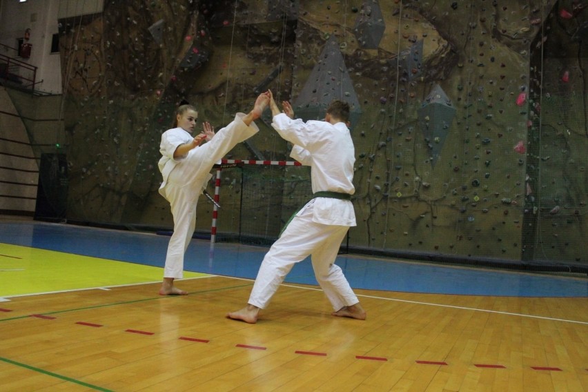 Zgrupowanie karateków w hali MOSiR w Nowym Sączu