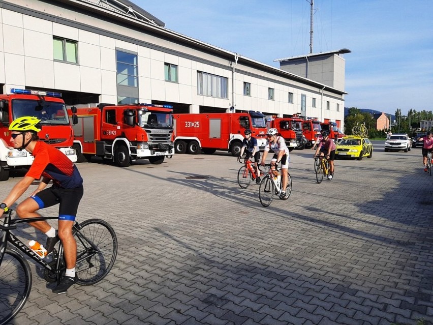 Strażacy na rowerach przejechali ponad 670 km zbierając po...