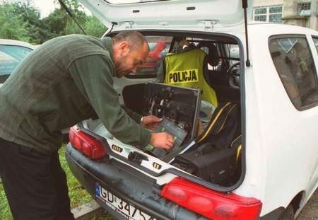 Nowy samochód pozwoli policyjnym technikom szybciej dotrzeć na miejsce zdarzenia. Na zdjęciu Marek Pilch.
