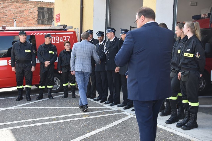 Jedni obiecują wozy strażackie, drudzy dodatek do emerytury...