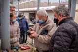 Tarnów. Pchli targ na Starówce znów zrobił furorę. Mimo pandemii, sprzedających i kupujących na Burku nie brakowało [ZDJĘCIA]