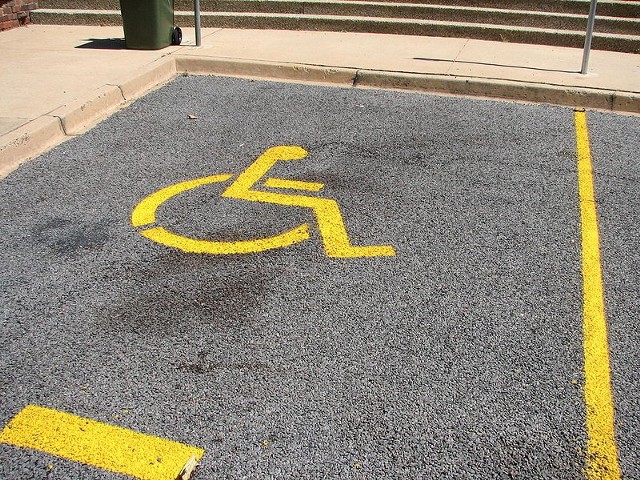 Źródło: http://commons.wikimedia.org/wiki/File:Disabled_parking_place.jpg
